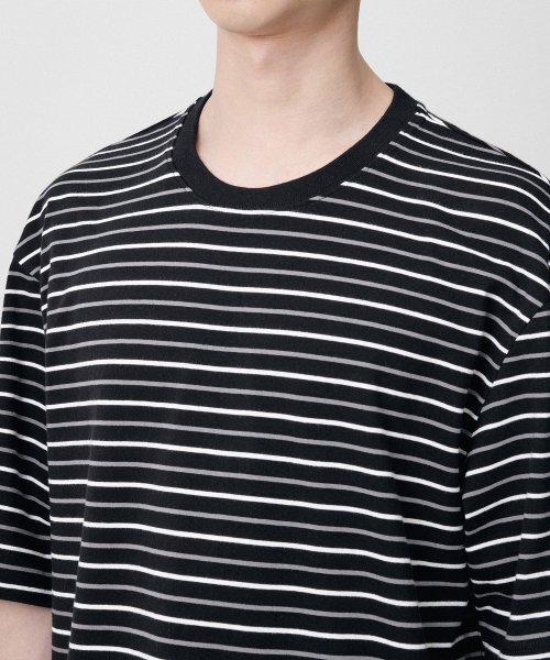 MUSINSA STANDARD（ムシンサスタンダード）の「マルチストライプリラックスドTシャツ1 [ブラック/ホワイト]（Tシャツ/カットソー・メンズ・その他・SMALL/LARGE/X-LARGE/XX-LARGE/XXX-LARGE/MEDIUM）」の3枚目の写真