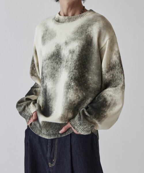 Lui's（ルイス）の「スプレープリントクルーネックニット（ニット/セーター・メンズ・オフホワイト/ブルー/ライトグレー/ライム・S/M）」の2枚目の写真