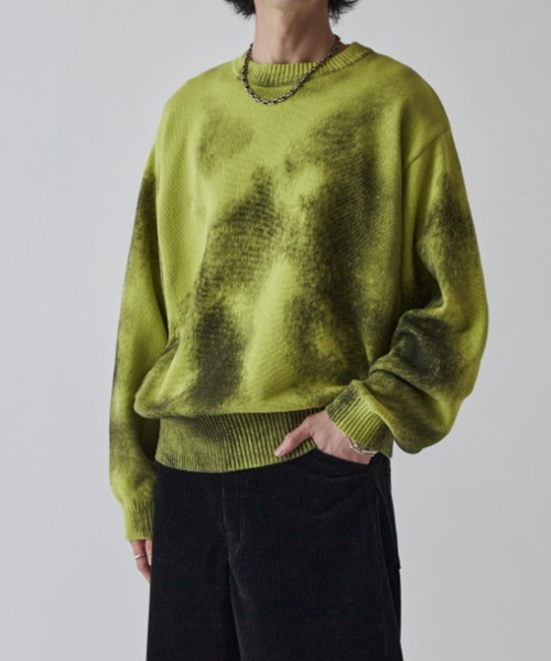 Lui's（ルイス）の「スプレープリントクルーネックニット（ニット/セーター・メンズ・オフホワイト/ブルー/ライトグレー/ライム・S/M）」の3枚目の写真