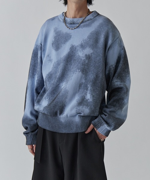 Lui's（ルイス）の「スプレープリントクルーネックニット（ニット/セーター・メンズ・オフホワイト/ブルー/ライトグレー/ライム・S/M）」の4枚目の写真