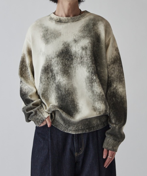 Lui's（ルイス）の「スプレープリントクルーネックニット（ニット/セーター・メンズ・オフホワイト/ブルー/ライトグレー/ライム・S/M）」の6枚目の写真