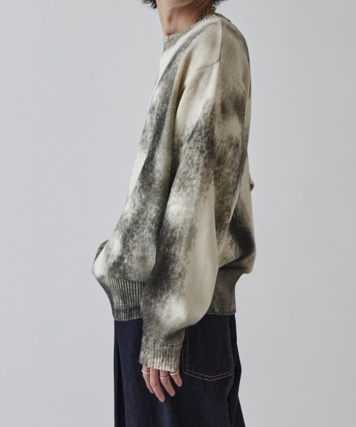 Lui's（ルイス）の「スプレープリントクルーネックニット（ニット/セーター・メンズ・オフホワイト/ブルー/ライトグレー/ライム・S/M）」の7枚目の写真