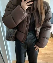 機能的なハイネックショート丈中綿コート