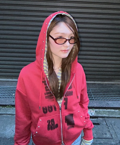 JEANASIS（ジーナシス）の「【25quee】スタッズプリントフーディ/636182（パーカー・レディース・レッド/チャコールグレー/グレー系その他/ブルー系その他・FREE）」の4枚目の写真