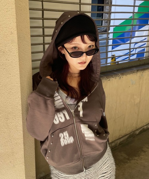 JEANASIS（ジーナシス）の「【25quee】スタッズプリントフーディ/636182（パーカー・レディース・レッド/チャコールグレー/グレー系その他/ブルー系その他・FREE）」の2枚目の写真