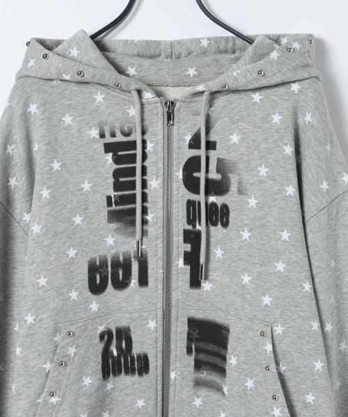 JEANASIS（ジーナシス）の「【25quee】スタッズプリントフーディ/636182（パーカー・レディース・レッド/チャコールグレー/グレー系その他/ブルー系その他・FREE）」の6枚目の写真