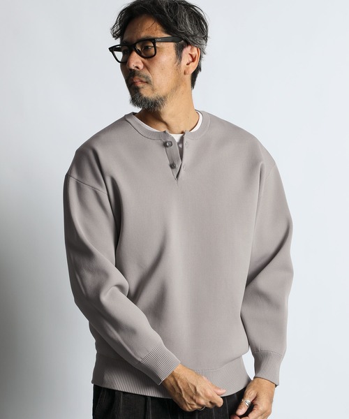 The DUFFER of ST.GEORGE（ザダファーオブセントジョージ）の「WASHABLE HENLEY NECK KNIT：自宅で洗える ウォッシャブル ヘンリーネックニット（ニット/セーター・メンズ・ライトグレー/アッシュグレー/ブラック・MEDIUM/LARGE/X-LARGE）」の2枚目の写真