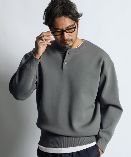 The DUFFER of ST.GEORGE（ザダファーオブセントジョージ）の「WASHABLE HENLEY NECK KNIT：自宅で洗える ウォッシャブル ヘンリーネックニット（ニット/セーター・メンズ・ライトグレー/アッシュグレー/ブラック・MEDIUM/LARGE/X-LARGE）」の3枚目の写真