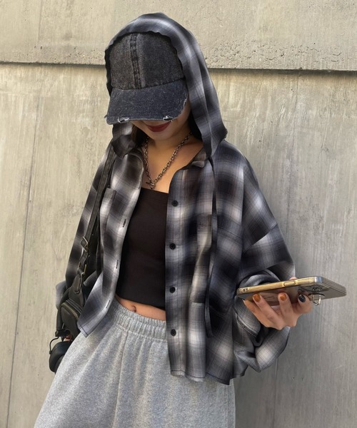 COLONY 2139(コロニートゥーワンスリーナイン)の「チェックフードショートシャツ(シャツ/ブラウス・レディース・オフホワイト/グリーン/ブラック・FREE)」の2枚目の写真