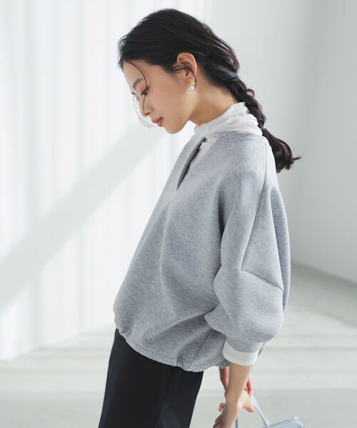 UNFILO(アンフィーロ)の「BEAUTY FORM JERSEY キーネック トップス(スウェット・レディース・ネイビー系/ベージュ系/ライトグレー系・SMALL/MEDIUM)」の2枚目の写真