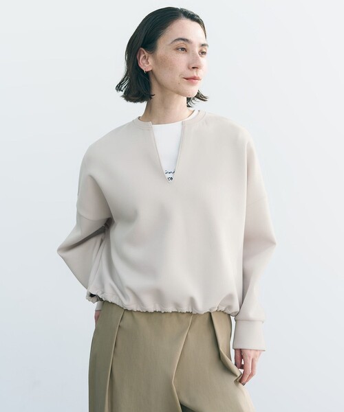 UNFILO(アンフィーロ)の「BEAUTY FORM JERSEY キーネック トップス(スウェット・レディース・ネイビー系/ベージュ系/ライトグレー系・SMALL/MEDIUM)」の1枚目の写真