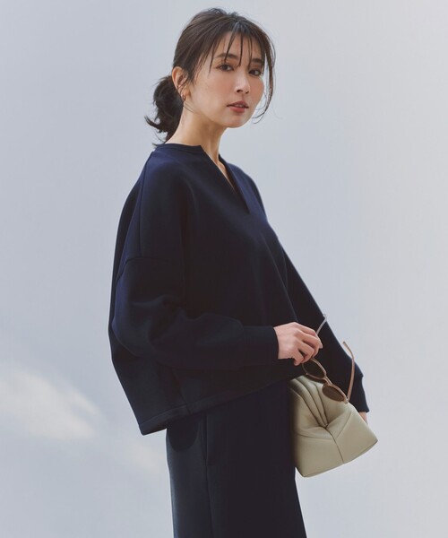 UNFILO(アンフィーロ)の「BEAUTY FORM JERSEY キーネック トップス(スウェット・レディース・ネイビー系/ベージュ系/ライトグレー系・SMALL/MEDIUM)」の3枚目の写真