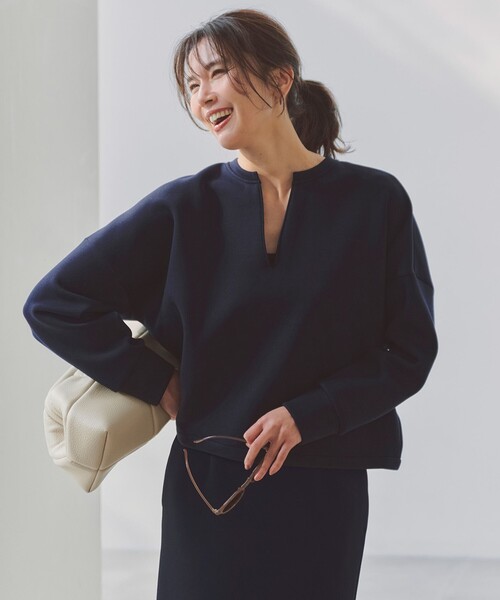 UNFILO(アンフィーロ)の「BEAUTY FORM JERSEY キーネック トップス(スウェット・レディース・ネイビー系/ベージュ系/ライトグレー系・SMALL/MEDIUM)」の15枚目の写真
