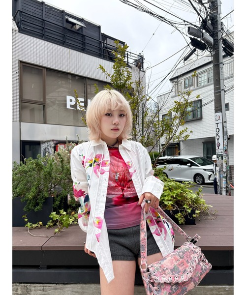 Desigual(デシグアル)の「フラワースプラッシュプリーツ長袖シャツ(シャツ/ブラウス・レディース・ホワイト・S/M/XS/XL/L)」の4枚目の写真