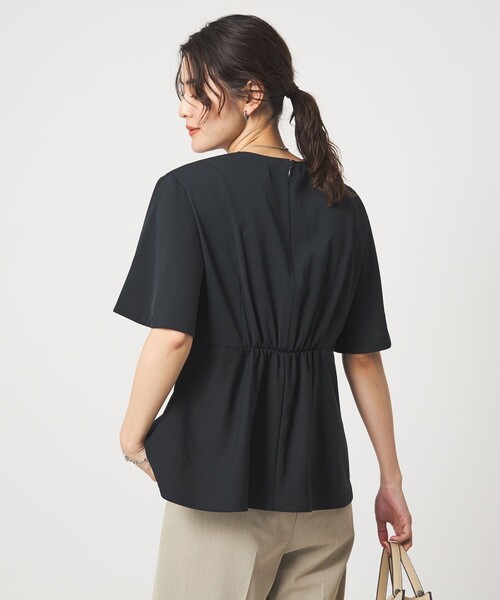 green label relaxing（グリーンレーベルリラクシング）の「［size SHORTあり］サラフール タック ブラウス ストレッチ 接触冷感 UVカット（シャツ/ブラウス・レディース・オフホワイト/ベージュ/ネイビー・FREE/SHORT）」の5枚目の写真