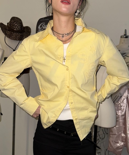 SHAGGIE(シャギー)の「チキンボーンカットオフシャツ(シャツ/ブラウス・レディース・ホワイト/イエロー/ブルー・FREE)」の3枚目の写真