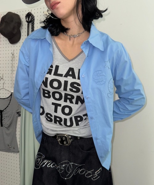 SHAGGIE(シャギー)の「チキンボーンカットオフシャツ(シャツ/ブラウス・レディース・ホワイト/イエロー/ブルー・FREE)」の2枚目の写真