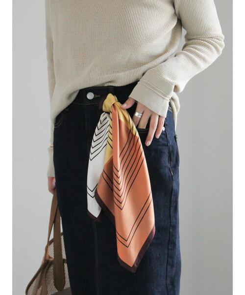 Te chichi(テチチ)の「幾何柄シルクスカーフ(ネックレス・レディース・ベージュ/イエロー/ブルー・F)」の6枚目の写真