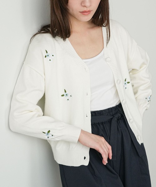 mili an deni(ミリアンデニ)の「花柄刺繍カーディガン(カーディガン/ボレロ・レディース・ブラック/ベージュ/オフホワイト・M)」の2枚目の写真