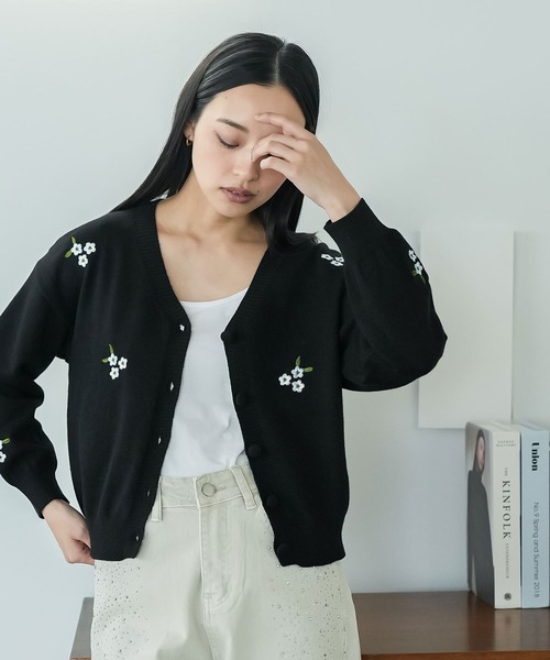 mili an deni(ミリアンデニ)の「花柄刺繍カーディガン(カーディガン/ボレロ・レディース・ブラック/ベージュ/オフホワイト・M)」の1枚目の写真