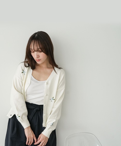 mili an deni(ミリアンデニ)の「花柄刺繍カーディガン(カーディガン/ボレロ・レディース・ブラック/ベージュ/オフホワイト・M)」の22枚目の写真