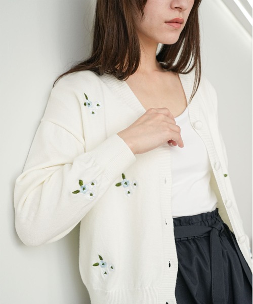 mili an deni(ミリアンデニ)の「花柄刺繍カーディガン(カーディガン/ボレロ・レディース・ブラック/ベージュ/オフホワイト・M)」の21枚目の写真
