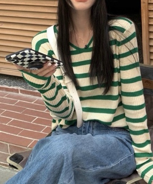 SHOUYO(ショウヨウ)の「Vネック 配色ボーダー 長袖リブニット(Tシャツ/カットソー・レディース・グリーン/ブルー/ブラック・M)」の5枚目の写真