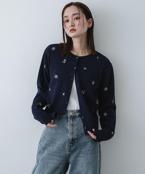 SENSE OF PLACE by URBAN RESEARCH(センスオブプレイスバイアーバンリサーチ)の「『洗濯可』コバナシシュウカーディガン(カーディガン/ボレロ・レディース・ネイビー/アイボリー・ONE)」の2枚目の写真