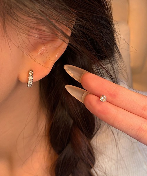 LA VORAGINE(ラ ヴォラジネ)の「CZ フープピアス 真鍮 シルバー デイリー(ピアス(両耳用)・レディース・シルバー/ベージュ・FREE)」の3枚目の写真