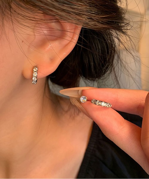 LA VORAGINE(ラ ヴォラジネ)の「CZ フープピアス 真鍮 シルバー デイリー(ピアス(両耳用)・レディース・シルバー/ベージュ・FREE)」の4枚目の写真