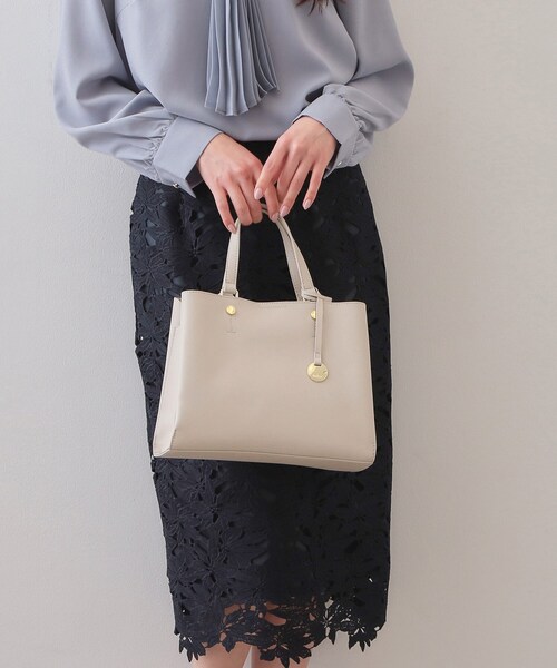 index（インデックス）の「2WAYカシメデザインミドルトート（トートバッグ・レディース・ブラック/ベージュ/サックスブルー系4・00）」の2枚目の写真