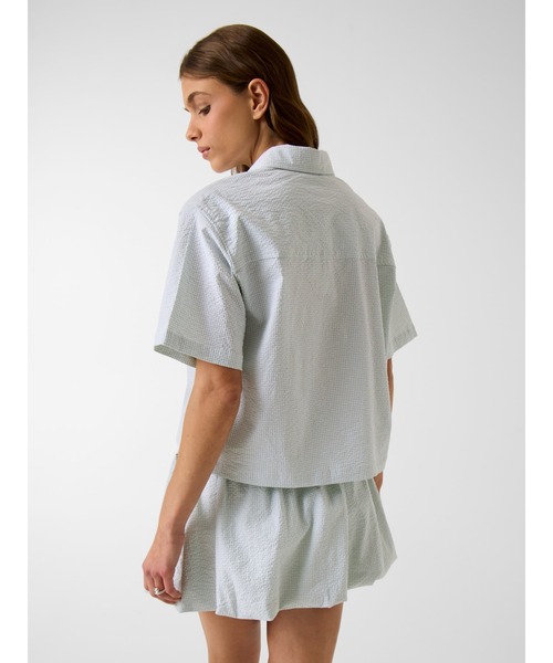 GUESS JEANS(ゲスジーンズ)の「GUESS JEANS BOXY Pocket Shirt シャツ ブラウス(シャツ/ブラウス・レディース・ライトグレー・X-SMALL/SMALL/MEDIUM)」の2枚目の写真