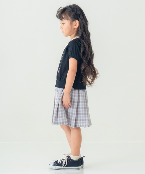 AIMABLE(エマーブル)の「【カレッジ風】ナンバリングロゴチェックプリーツワンピース(100ー140cm)(ワンピース・キッズ・サックスブルー/ブラック・140/130/120/110/100)」の3枚目の写真