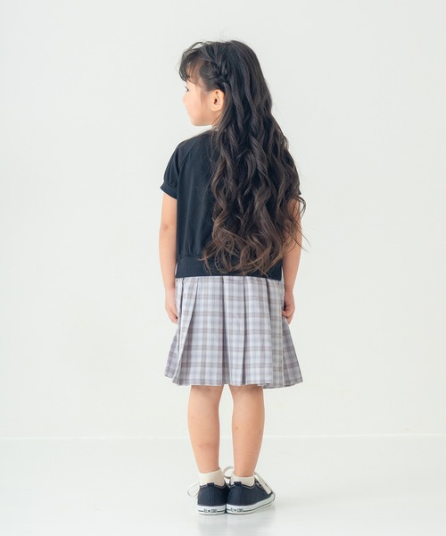 AIMABLE(エマーブル)の「【カレッジ風】ナンバリングロゴチェックプリーツワンピース(100ー140cm)(ワンピース・キッズ・サックスブルー/ブラック・140/130/120/110/100)」の4枚目の写真