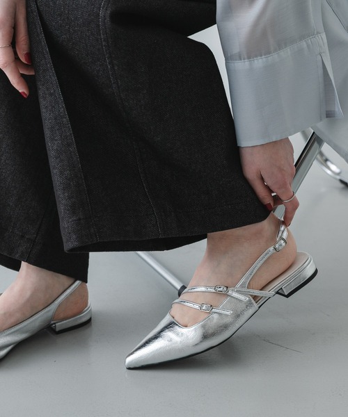 SENSE OF PLACE by URBAN RESEARCH（センスオブプレイスバイアーバンリサーチ）の「ベルトデザインミュール（パンプス・レディース・シルバー/ブラック・LARGE/MEDIUM/SMALL）」の2枚目の写真