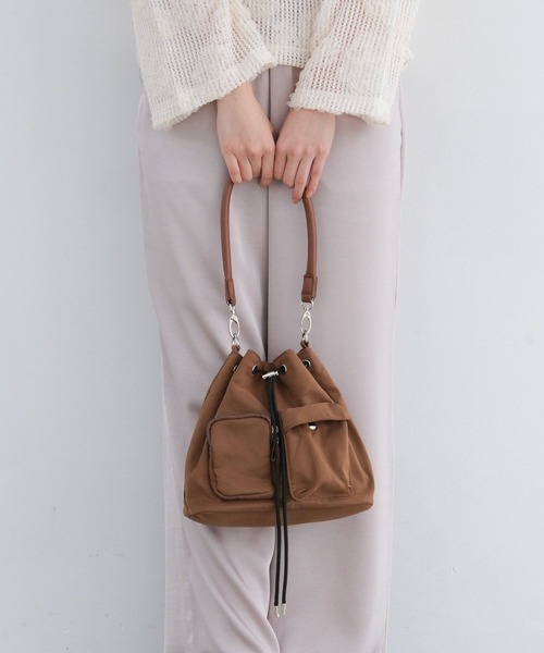 LAKOLE(ラコレ)の「【撥水】2WAYポケット巾着バッグ / 656434(ショルダーバッグ・レディース・ブラック/ライトブラウン/オフホワイト・FREE)」の3枚目の写真