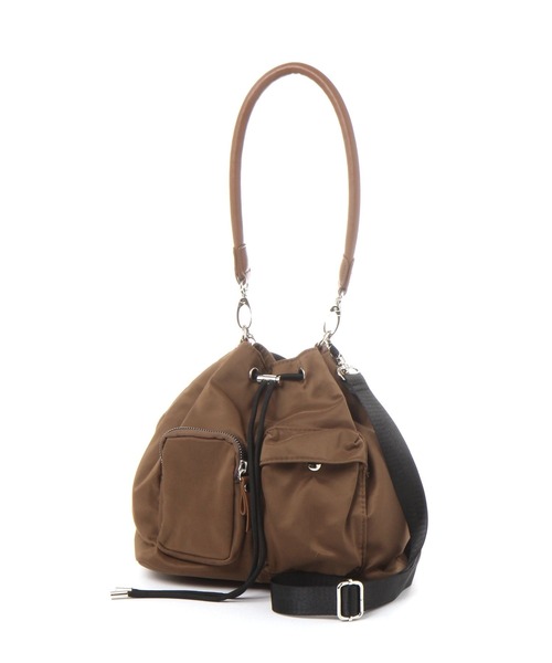 LAKOLE(ラコレ)の「【撥水】2WAYポケット巾着バッグ / 656434(ショルダーバッグ・レディース・ブラック/ライトブラウン/オフホワイト・FREE)」の7枚目の写真