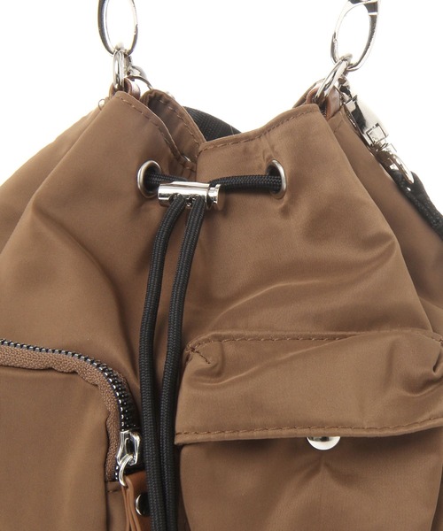LAKOLE(ラコレ)の「【撥水】2WAYポケット巾着バッグ / 656434(ショルダーバッグ・レディース・ブラック/ライトブラウン/オフホワイト・FREE)」の22枚目の写真