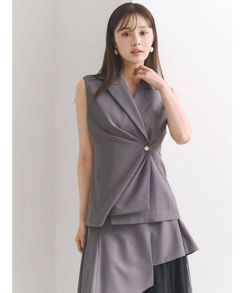 MERCURYDUO(マーキュリーデュオ)の「アシメドレープジレ(ベスト・レディース・グレー/ベージュ・FREE)」の1枚目の写真