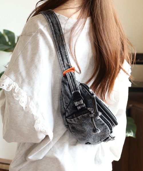 crossi(クロッシー)の「ウォッシュデニム ウエストポーチ ボディバッグ(ボディバッグ/ウエストポーチ・レディース・ブラック/ネイビー/ブルー・FREE)」の2枚目の写真