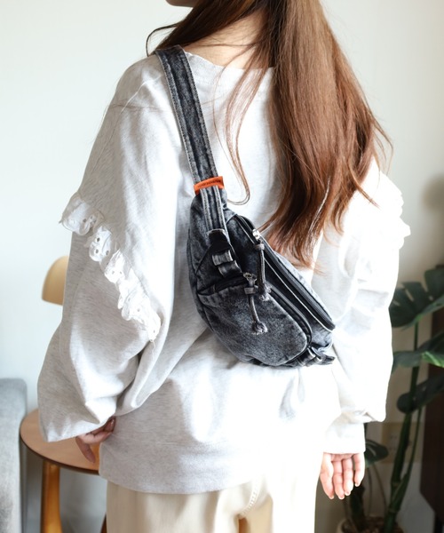 crossi(クロッシー)の「ウォッシュデニム ウエストポーチ ボディバッグ(ボディバッグ/ウエストポーチ・レディース・ブラック/ネイビー/ブルー・FREE)」の4枚目の写真