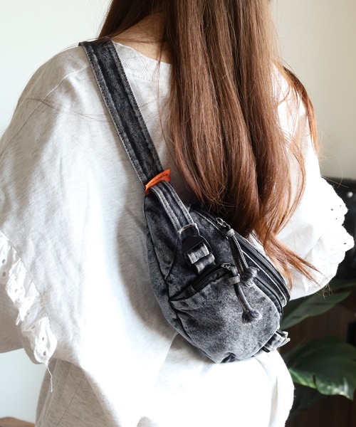 crossi(クロッシー)の「ウォッシュデニム ウエストポーチ ボディバッグ(ボディバッグ/ウエストポーチ・レディース・ブラック/ネイビー/ブルー・FREE)」の5枚目の写真