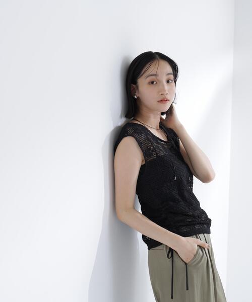 NATURAL BEAUTY BASIC(ナチュラルビューティーベーシック)の「ドロストレースカットソー(Tシャツ/カットソー・レディース・オフホワイト/ブラック・フリ-)」の2枚目の写真
