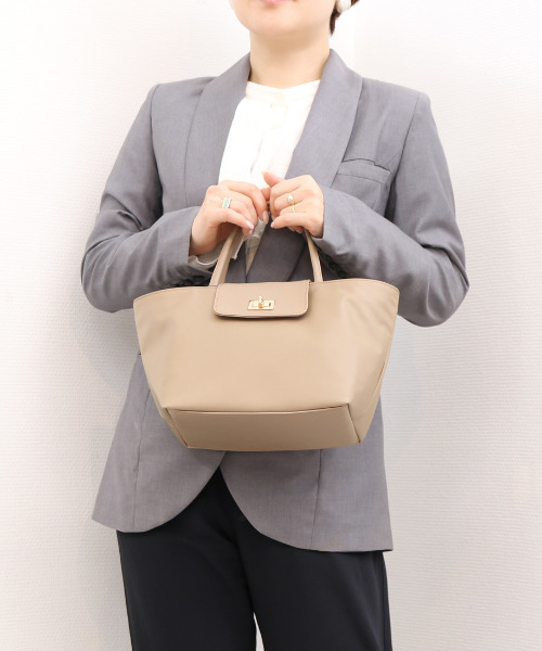 perche（ペルケ）の「VERYコラボ ペルケ perche / ミニ牛革フラップナイロントートバック（トートバッグ・レディース・ブラック/ネイビー/ベージュ・FREE）」の2枚目の写真