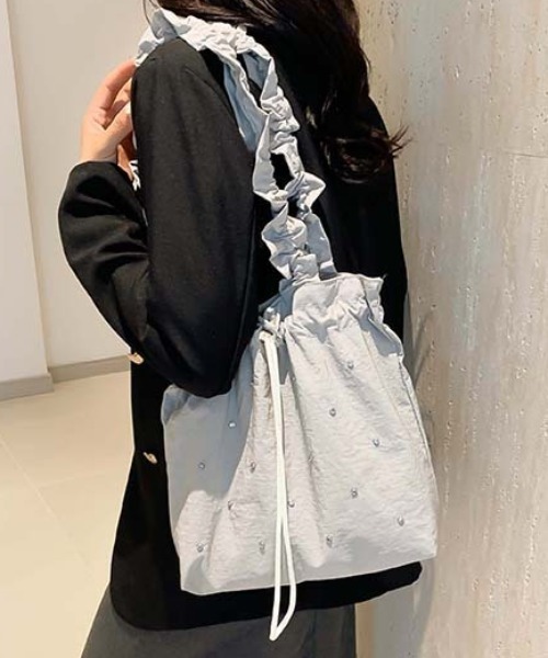 Mejoul(メジュール)の「【2026春夏新作】シャーリングナイロンスタッズミニショルダー(ショルダーバッグ・レディース・モカ/ブラック/グレー・F)」の2枚目の写真