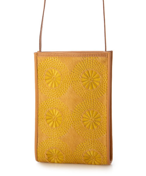 perche(ペルケ)の「ペルケ perche / WEB別注ハラコタイプサークル刺繍ショルダーバッグ(ショルダーバッグ・レディース・イエロー・FREE)」の1枚目の写真