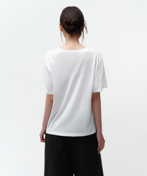 MUSINSA STANDARD WOMAN（ムシンサスタンダードウーマン）の「ウィメンズリラックスドライトウェイトCRスクープネックTシャツ[ホワイト]（Tシャツ/カットソー・レディース・その他・X-SMALL/SMALL/MEDIUM/LARGE）」の3枚目の写真