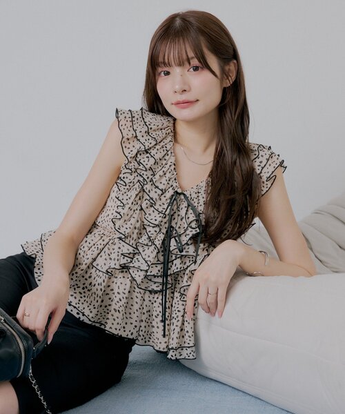 Chico(チコ)の「【SALON by Chico】バイカラーラッフルフリルペプラムブラウス(シャツ/ブラウス・レディース・ピンク/ブラウン/アイボリー/ブラウン系その他2/ホワイト系その他2・FREE)」の3枚目の写真