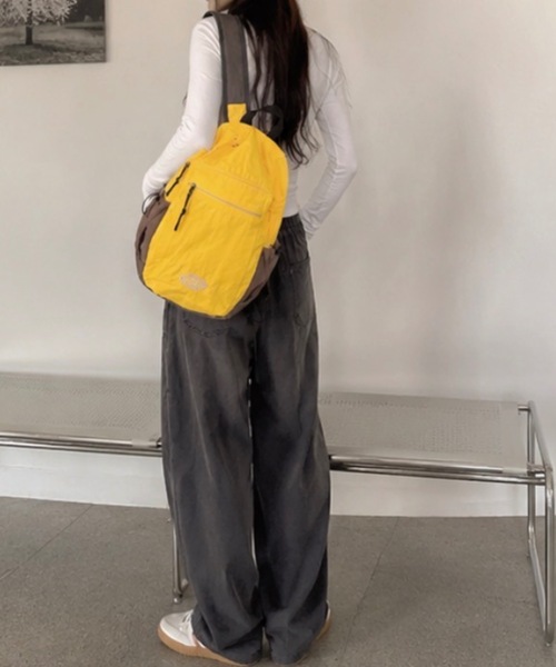Teem Store(チームストア)の「【大容量/A4対応】配色ナイロン軽量バックパック(バックパック/リュック・レディース・ブルー/イエロー/アイボリー・F)」の4枚目の写真