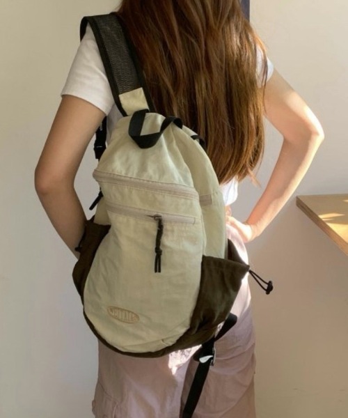 Teem Store(チームストア)の「【大容量/A4対応】配色ナイロン軽量バックパック(バックパック/リュック・レディース・ブルー/イエロー/アイボリー・F)」の15枚目の写真